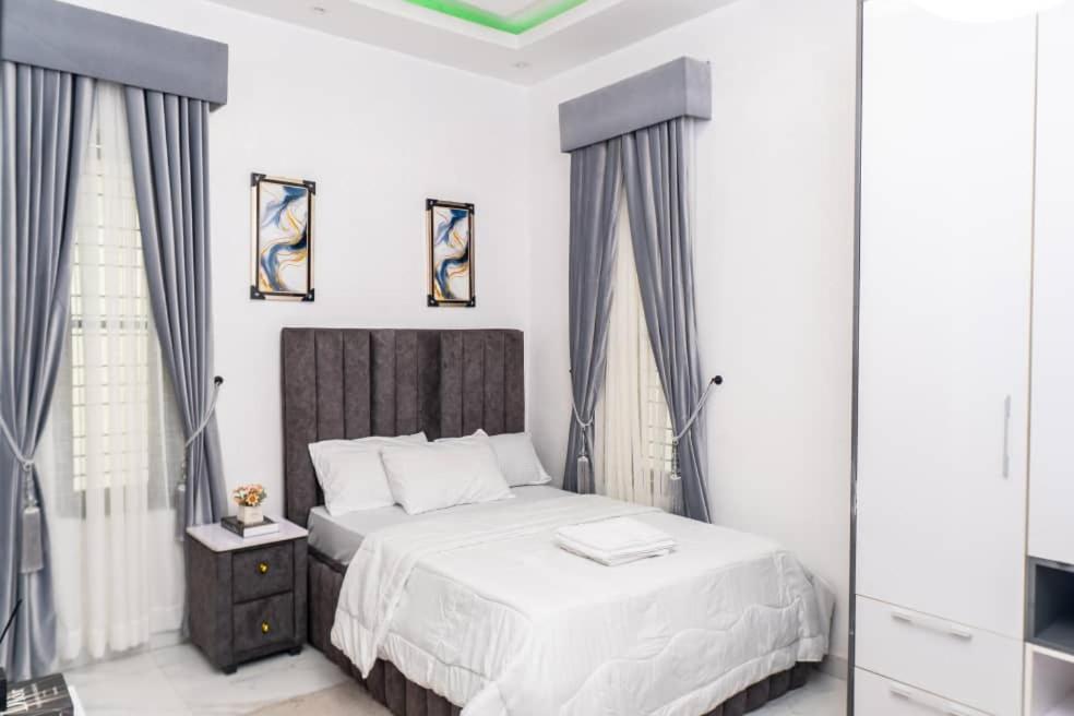 Urban Retreat Luxury Shortlet Apartment Lekki Ajah Lagos With Pool And Gym Екстериор снимка