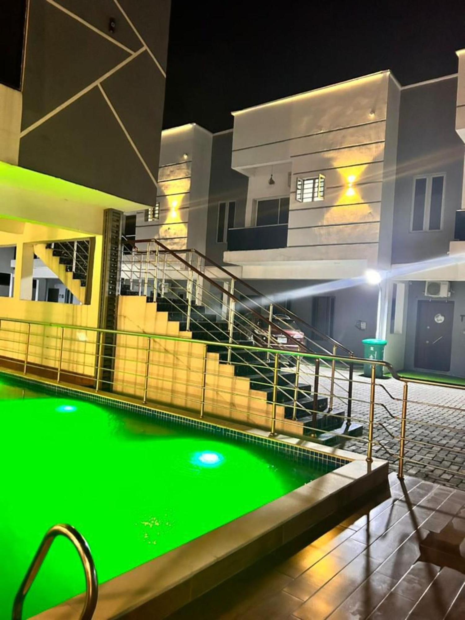Urban Retreat Luxury Shortlet Apartment Lekki Ajah Lagos With Pool And Gym Екстериор снимка
